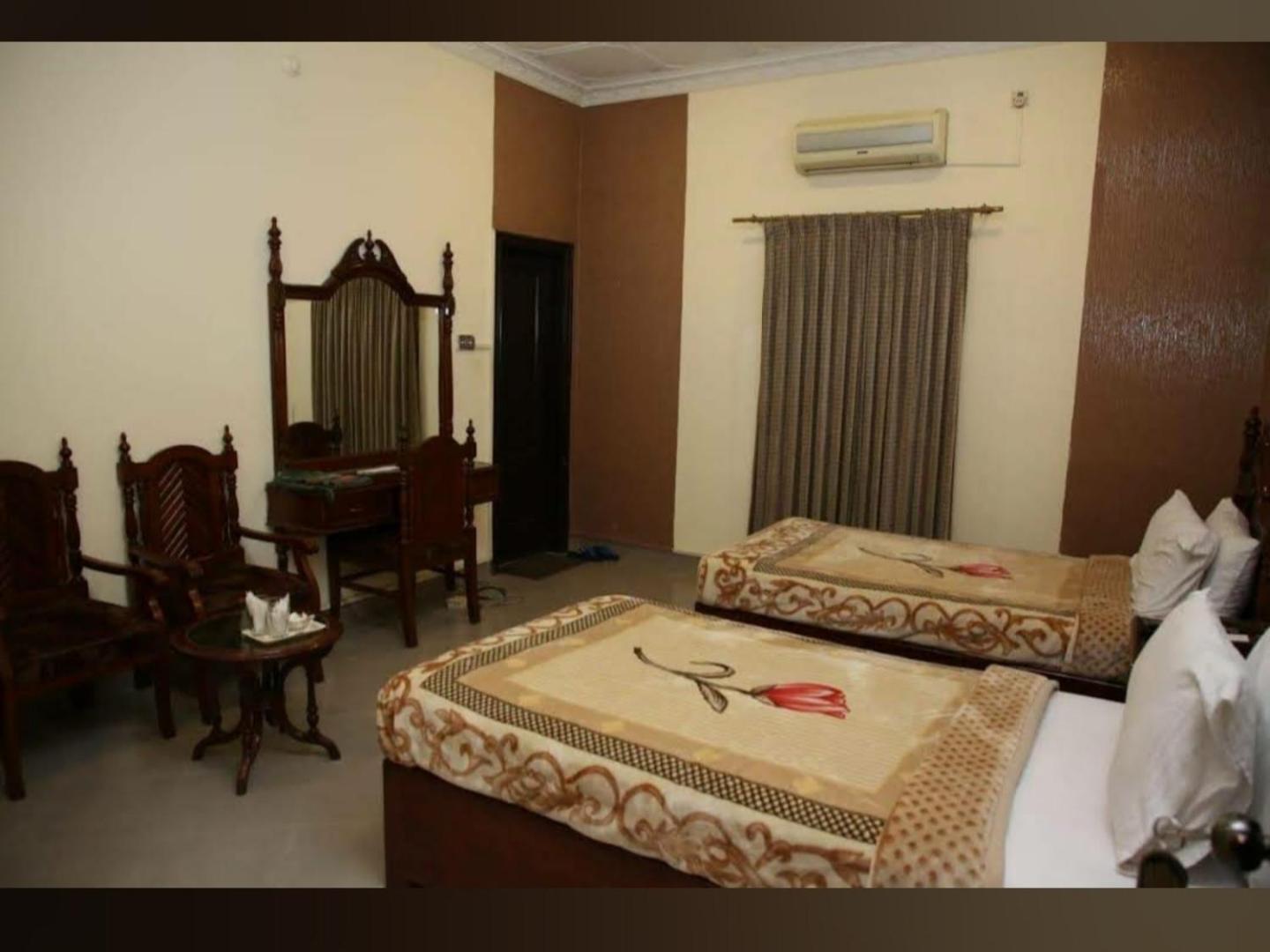 Hotel Shelton Palace Multan Bagian luar foto