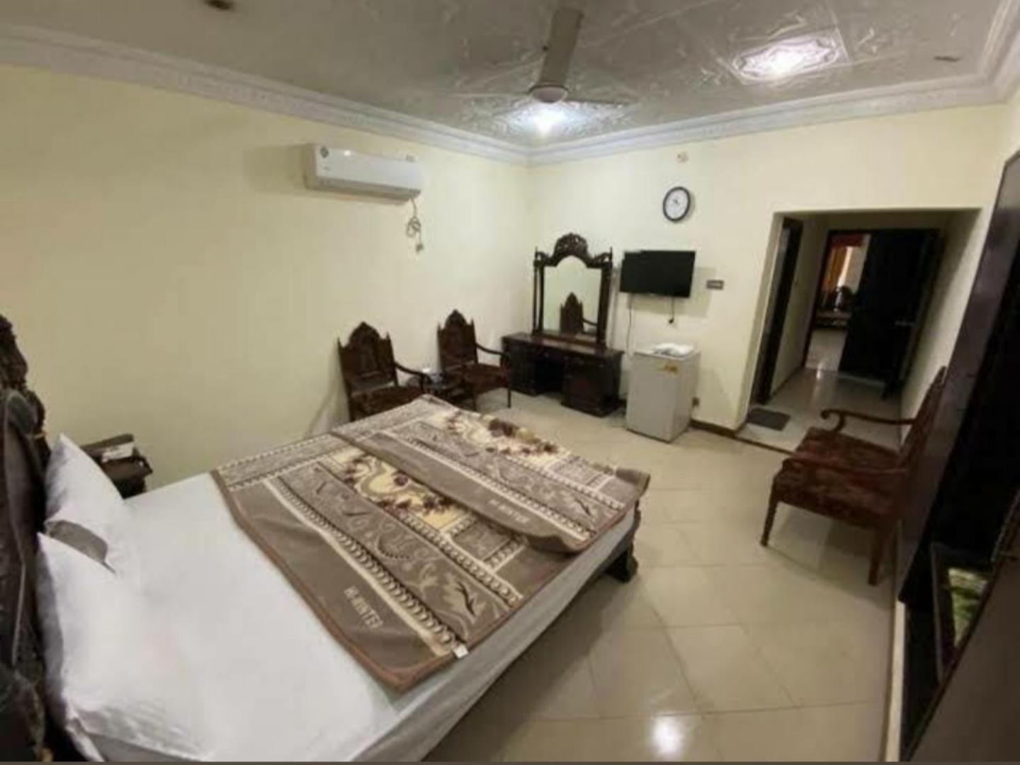 Hotel Shelton Palace Multan Bagian luar foto