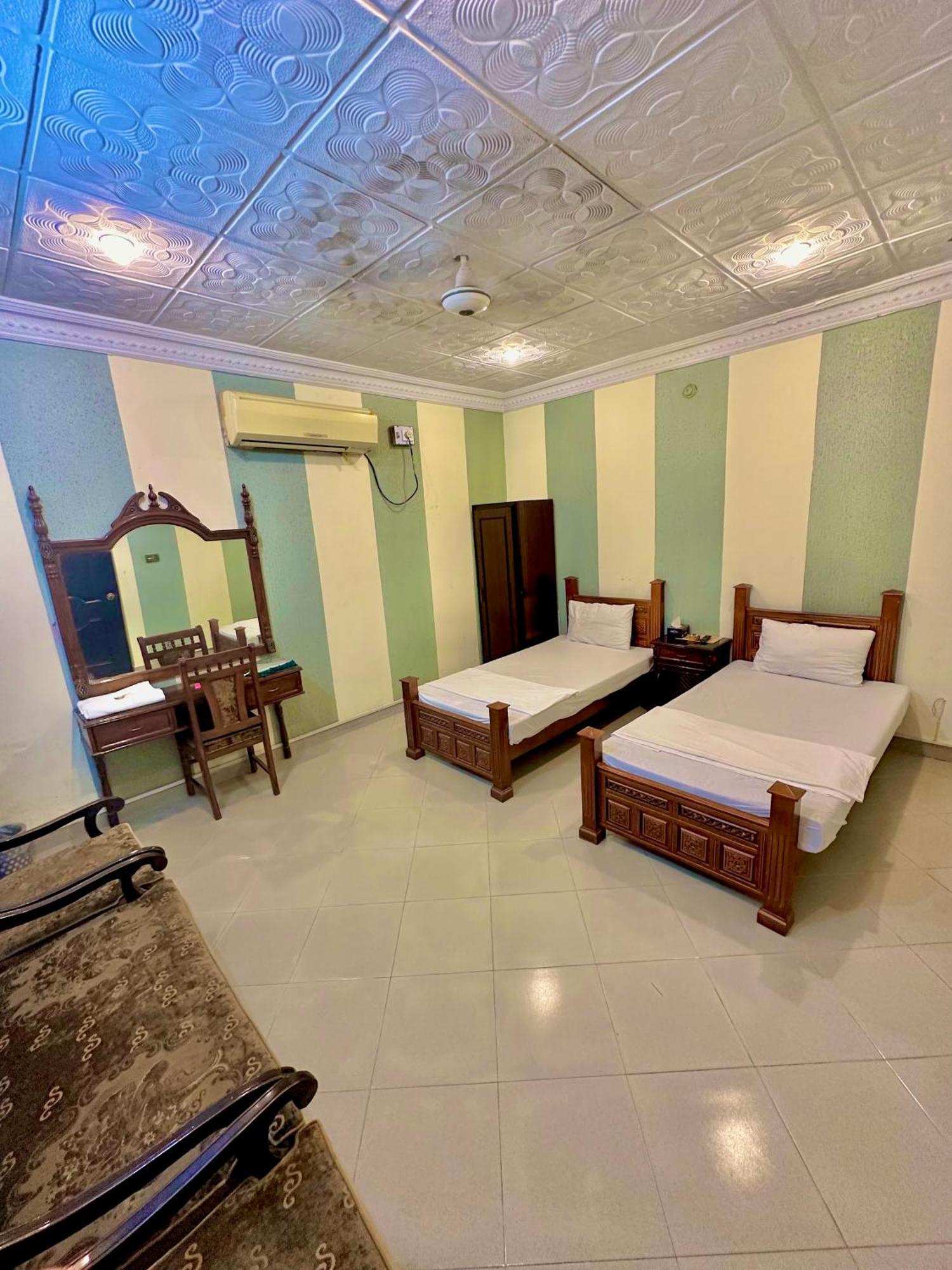 Hotel Shelton Palace Multan Bagian luar foto